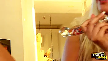 Show sexual bissexual exótico da cougar com peitos grandes