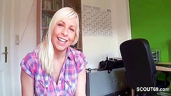 Sie Erwischt Ihn Beim Wichsen Und Hilf Mit Einem Handjob