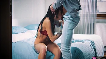 Adolescente asiática tatuada lambe e engole