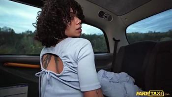 Бразильская малышня сосет большой член в такси