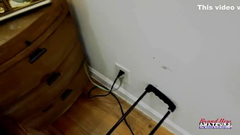 Annie Archer juega con juguetes y hace un minetazo profundo