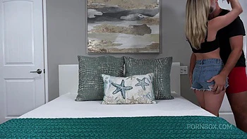 O pau grande de Keiran Lee lambido por pequena líder de torcida