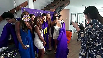 Пышногрудая брюнетка Диабелла нагнулась и получила кремпай