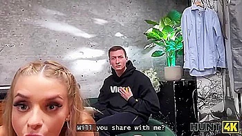 Loira tcheca Naomi ama foda cuckold em POV