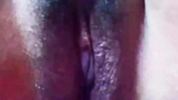 Моя сексуальная жена мастурбирует свою волосатую жопу и киску