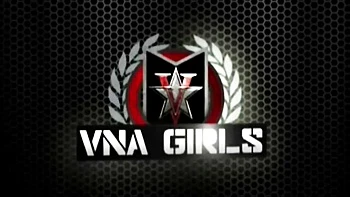 Maggie Green masturba seus enormes peitos naturais