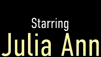 Busige Blondine Julia Ann solo mit falschen großen Titten