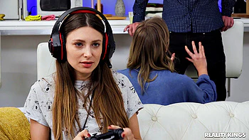 Pego traindo: cachorro na sala