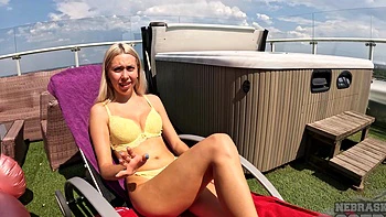 La blonde Rosalinda huile ses petits seins en lingerie sexy en plein air