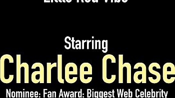 Чарли Чейз ласкает свою горячую киску