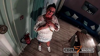 Deutscher Scout fickt kurvige Amateur-Milf beim Casting