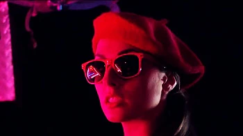 Salope chaude baise rockeurs en DP sur la table de billard