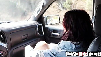 Hime Marie verwöhnt mit Fuß- und Handjob Fetisch in Mailand