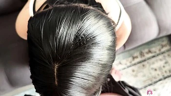 Вики скачет на большом члене сзади, кончает крупным планом