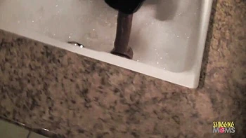 MILF morena en tacones follada y con blowjob en la ducha