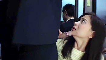 Bustige asiatische Milf-Trio fickt im vollen Bus unzensiert