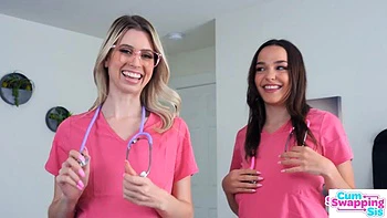 Doctores sexy Rissa May et Jill Kassidy pressent des couilles pleines de sperme