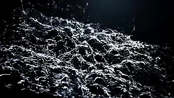 Lesbianas jóvenes meando y bebiendo pis