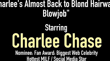 Charlees riesiger Arsch im Dusch-Blowjob