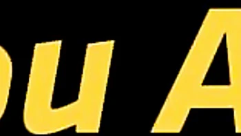 Voluminöse Emma Brown strippt und pisst hart