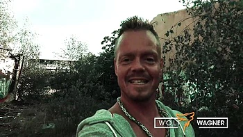 Харлин с большими сиськами жестко ебется на публике