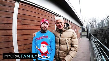 Trio familiar tabu com lambida de bunda