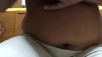 Meus peitos macios e leitosos apertados