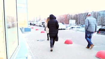 Roxy Lips paga dívida com boquete profundo selvagem