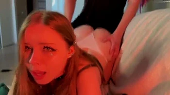 Adolescente tímida hace blowjob POV y corre en la lengua