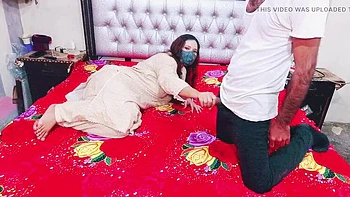 Indische Teen hat ersten rauen Analfick und Creampie mit Desi-Tante