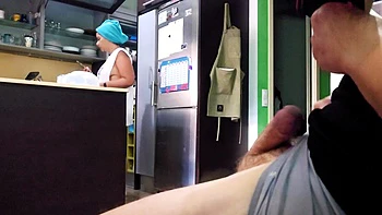 Показываю член мачехе, она дрочит