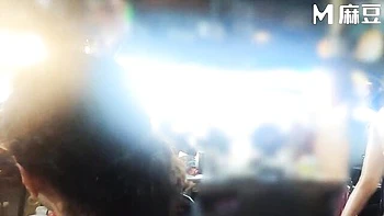 Amante asiática AsiaM chupando buceta e cavalgando peitos