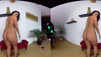 Latina íntima chupa y monta a pelo en POV VR