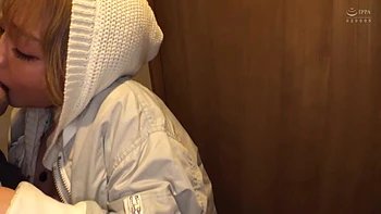 Азиатка кончает подряд с глубокими поцелуями