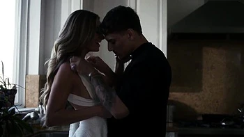 Silvia y Victor tiran del pelo en perro de pie duro