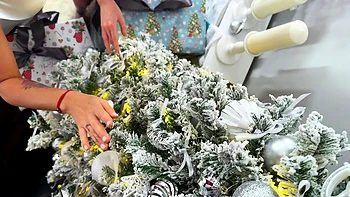 MILF brune se fait baiser anal en trio