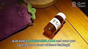 La plus mignonne étudiante asiatique 18+ gère l'éjaculation à l'école