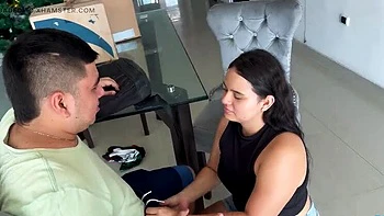 Joven mujer empalada y eyaculada con triple polla sorpresa