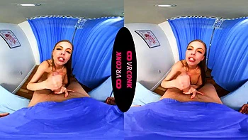 Медсестра с огромными сиськами сосёт хуй в VR