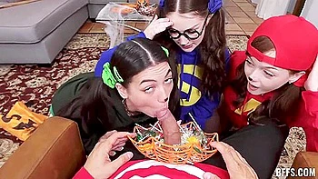 Danny Mountain, Bella Blu & Jade Valentine ficken den Glückspilz im Wohnzimmer