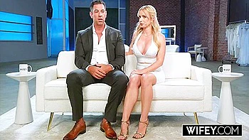 Vier schwarze Schwänze ficken die blonde Braut in ihre enge Fotze, während der Ehemann als Cuckold zusieht