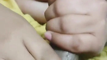 Jeune femme pakistanaise desi seins énormes fait une branlette