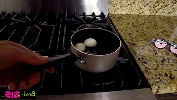 Suceuse blonde en POV avec petites seins pour le beau-frère