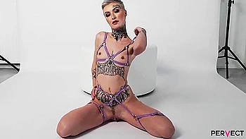 Tabitha Poison blonde mince baisée anal avec jouets