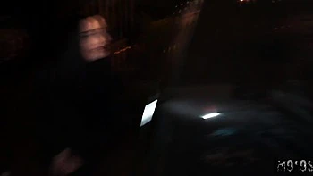 Jovem vadia Violet Voss montando pau grande com força