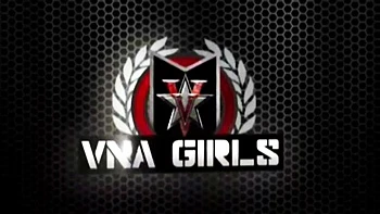 Болшая грудь Мэгги Грин дрочит с стеклянным дилдо на улице