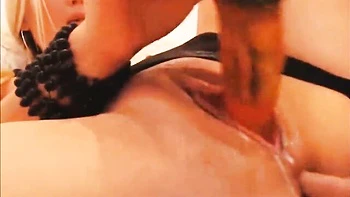 Milf rubia se masturba y recibe doble penetración