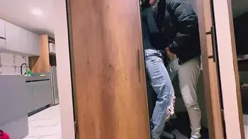 Su mamá no sabe que estoy teniendo sexo en su propio cuarto