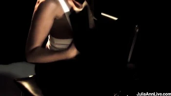Julia Ann reitet Cowgirl mit falschen Titten beim Blasen