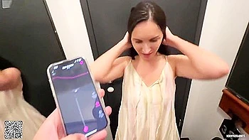 Namorada alemã gostosa testa vibrador Lovense na rua